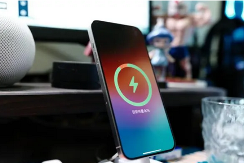 崇州苹果15换屏服务分享用什么充电器给iPhone15充电更好 